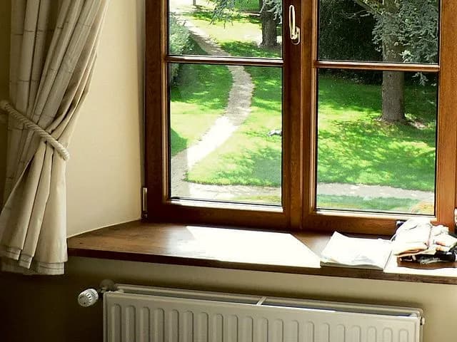 Parapet pod okno czy do okna - który wybór zapobiegnie mostkom termicznym? Parapet pod okno czy do okna - który wybór zapobiegnie mostkom termicznym?